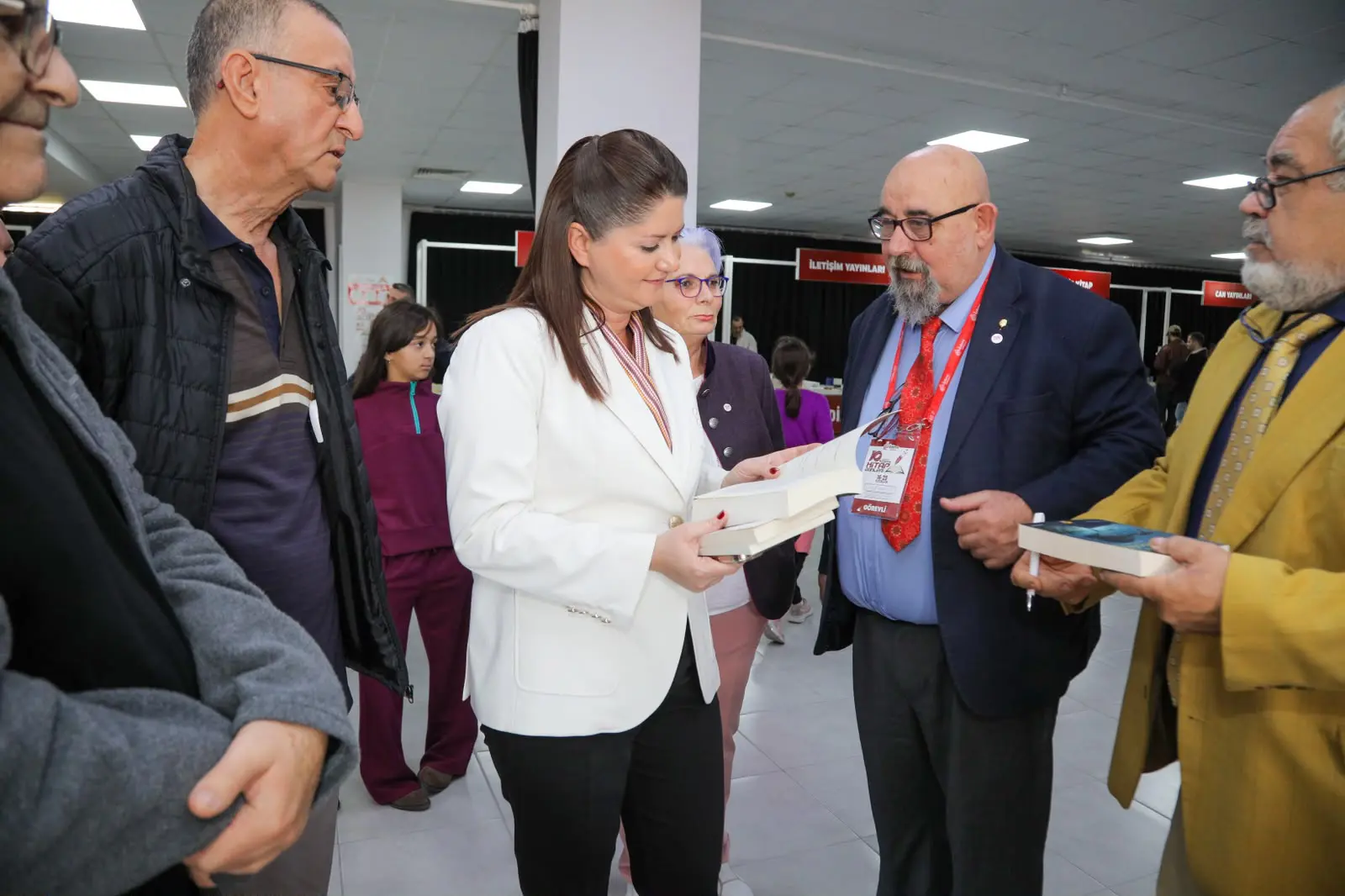BİNLERCE OKUR, YÜZLERCE HİKAYE, TEK BİR BULUŞMA: 10. GELENEKSEL EDİRNE KİTAP GÜNLERİ TAMAMLANDI galeri görseli